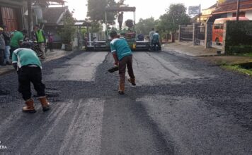 Aqua Subang Bantu Perbaikan Jalan di Ruas Jalancagak aqua subang