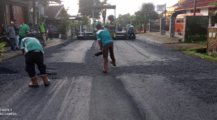 Aqua Subang Bantu Perbaikan Jalan di Ruas Jalancagak aqua subang