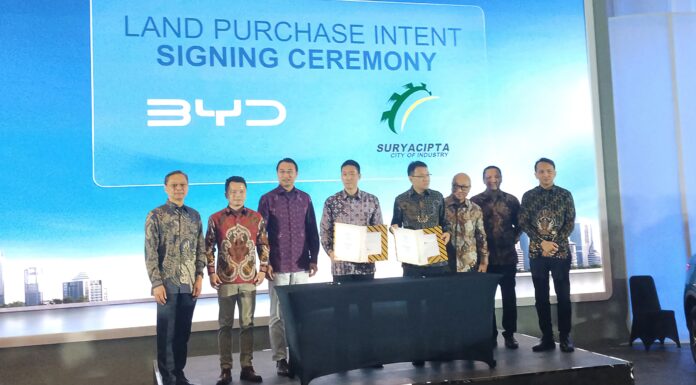 BYD Bangun Pabrik Mobil Listrik di Subang, Jawa Barat Penandatanganan kerja sama BYD Indonesia bersama PT Suryacipta Swadaya. (Foto: Dok Afrizal/VOI)