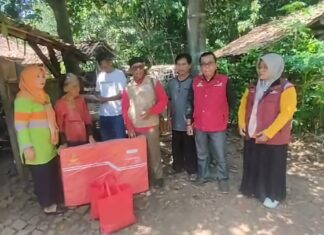 Sekcam Pagaden dan TKSK Berikan Bantuan Sembako kepada Nenek Misem Sekcam Pagaden dan TKSK Berikan Bantuan Sembako kepada Nenek Misem