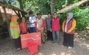 Sekcam Pagaden dan TKSK Berikan Bantuan Sembako kepada Nenek Misem Sekcam Pagaden dan TKSK Berikan Bantuan Sembako kepada Nenek Misem