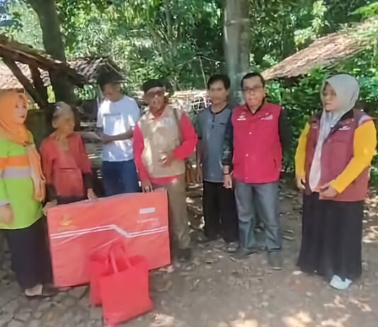 Sekcam Pagaden dan TKSK Berikan Bantuan Sembako kepada Nenek Misem Sekcam Pagaden dan TKSK Berikan Bantuan Sembako kepada Nenek Misem
