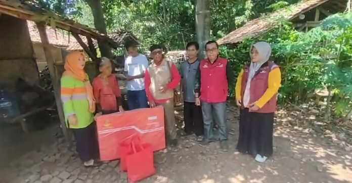 Sekcam Pagaden dan TKSK Berikan Bantuan Sembako kepada Nenek Misem