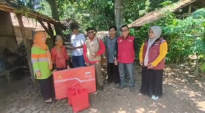 Sekcam Pagaden dan TKSK Berikan Bantuan Sembako kepada Nenek Misem Sekcam Pagaden dan TKSK Berikan Bantuan Sembako kepada Nenek Misem