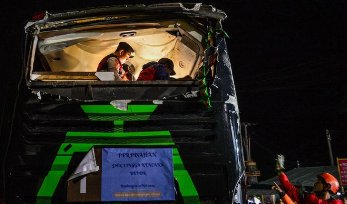 Bus Maut Trans Putera Fajar Sumber (ANTARA FOTO/Raisan Al Farisi)