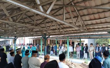 Kang Jimat Ziarah ke Makam Tokoh NU Subang dalam Peringatan Hari Santri Nasional Kang Jimat Ziarah ke Makam Tokoh NU Subang dalam Peringatan Hari Santri Nasional