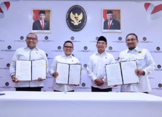 Pemerintah Tetapkan 27 Hari Libur Nasional dan Cuti Bersama di Tahun 2025 Wamenaker Afriansyah Noor (kiri), Menteri PANRB Abdullah Azwar Anas (kedua kiri), Menko PMK Muhadjir Effendy (kedua kanan) dan Menag Yaqut Cholil Qoumas dalam penandatanganan Surat Keputusan Bersama (SKB) Tiga Menteri soal libur nasional dan cuti bersama tahun 2025 di Kemenko PMK, Jakarta, Senin (14/10/2024) (ANTARA/HO-Kemnaker)