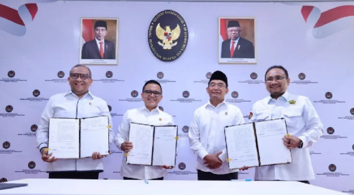 Pemerintah Tetapkan 27 Hari Libur Nasional dan Cuti Bersama di Tahun 2025 Wamenaker Afriansyah Noor (kiri), Menteri PANRB Abdullah Azwar Anas (kedua kiri), Menko PMK Muhadjir Effendy (kedua kanan) dan Menag Yaqut Cholil Qoumas dalam penandatanganan Surat Keputusan Bersama (SKB) Tiga Menteri soal libur nasional dan cuti bersama tahun 2025 di Kemenko PMK, Jakarta, Senin (14/10/2024) (ANTARA/HO-Kemnaker)