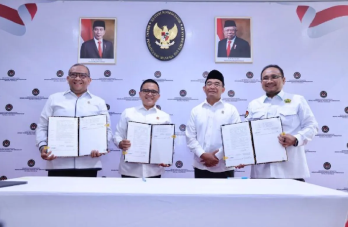 Wamenaker Afriansyah Noor (kiri), Menteri PANRB Abdullah Azwar Anas (kedua kiri), Menko PMK Muhadjir Effendy (kedua kanan) dan Menag Yaqut Cholil Qoumas dalam penandatanganan Surat Keputusan Bersama (SKB) Tiga Menteri soal libur nasional dan cuti bersama tahun 2025 di Kemenko PMK, Jakarta, Senin (14/10/2024) (ANTARA/HO-Kemnaker)