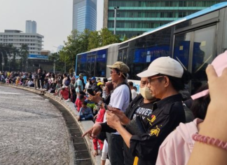 Kaget! Seorang Pria Nekat Menceburkan Diri ke Kolam Bundaran HI, Bawa Spanduk dan Balon Seorang pria menceburkan diri ke kolam Bundaran HI, Jakarta. Sumber (Maulana Ilhami Fawdi/detikcom)