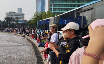 Kaget! Seorang Pria Nekat Menceburkan Diri ke Kolam Bundaran HI, Bawa Spanduk dan Balon Seorang pria menceburkan diri ke kolam Bundaran HI, Jakarta. Sumber (Maulana Ilhami Fawdi/detikcom)