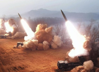 Prediksi Lima Titik Konflik Dunia yang Berpotensi Memicu Perang Dunia III Foto: Pemerintah Korea Utara menunjukkan apa yang dikatakannya sebagai latihan artileri di lokasi yang dirahasiakan di Korea Utara, Kamis, 9 Maret 2023. (AP/)