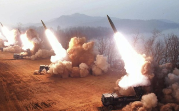 Prediksi Lima Titik Konflik Dunia yang Berpotensi Memicu Perang Dunia III Foto: Pemerintah Korea Utara menunjukkan apa yang dikatakannya sebagai latihan artileri di lokasi yang dirahasiakan di Korea Utara, Kamis, 9 Maret 2023. (AP/)