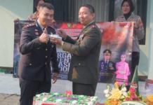Kapolres Subang Berikan Kejutan Spesial pada HUT TNI ke 79 Kapolres Subang disuapi kue bolu oleh Dandim 0605 Subang usai memberikan kejutan di HUT TNI ke 79. SUMBER (Foto: Istimewa)