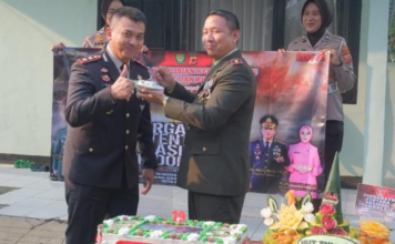 Kapolres Subang Berikan Kejutan Spesial pada HUT TNI ke 79 Kapolres Subang disuapi kue bolu oleh Dandim 0605 Subang usai memberikan kejutan di HUT TNI ke 79. SUMBER (Foto: Istimewa)