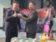 Kapolres Subang Berikan Kejutan Spesial pada HUT TNI ke 79 Kapolres Subang disuapi kue bolu oleh Dandim 0605 Subang usai memberikan kejutan di HUT TNI ke 79. SUMBER (Foto: Istimewa)