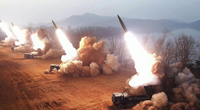 Prediksi Lima Titik Konflik Dunia yang Berpotensi Memicu Perang Dunia III Foto: Pemerintah Korea Utara menunjukkan apa yang dikatakannya sebagai latihan artileri di lokasi yang dirahasiakan di Korea Utara, Kamis, 9 Maret 2023. (AP/)