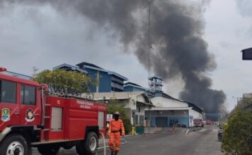 Kebakaran Pabrik di Bekasi, Pemadaman Berlangsung Secara Dramatis Selama 9 Jam Kebakaran Pabrik di Bekasi, Pemadaman Berlangsung Secara Dramatis Selama 9 Jam