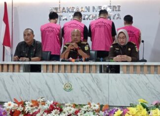 Kejari Kota Tasikmalaya Menahan Empat Tersangka Kasus Korupsi Bank BUMN Foto: Faizal Amiruddin/detikJabar)Kejaksaan Negeri Kota Tasikmalaya saat merilis penahanan 4 tersangka kasus korupsi di bank BUMN
