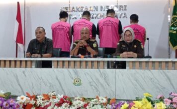 Kejari Kota Tasikmalaya Menahan Empat Tersangka Kasus Korupsi Bank BUMN Foto: Faizal Amiruddin/detikJabar)Kejaksaan Negeri Kota Tasikmalaya saat merilis penahanan 4 tersangka kasus korupsi di bank BUMN