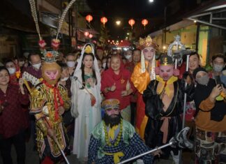 Pasar Imlek Semawis Meriahkan Perayaan Imlek 2576 di Semarang Pergelaran Pasar Imlek Semawis 2024 yang dihadiri Wali Kota Semarang Hevearita Gunaryanti Rahayu. (Sumber Foto ANTARA/HO-Pemkot Semarang)