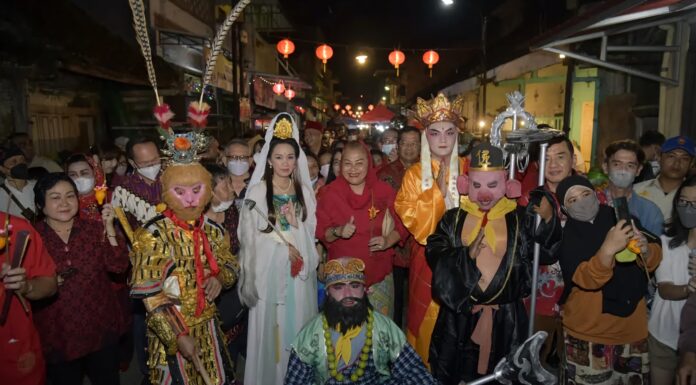 Pasar Imlek Semawis Meriahkan Perayaan Imlek 2576 di Semarang Pergelaran Pasar Imlek Semawis 2024 yang dihadiri Wali Kota Semarang Hevearita Gunaryanti Rahayu. (Sumber Foto ANTARA/HO-Pemkot Semarang)