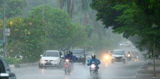 Peringatan Cuaca Ekstrem, BMKG Imbau Warga Jawa Barat Waspada di 2025 Ilustrasi, sumber foto : (batamnews.co.id)