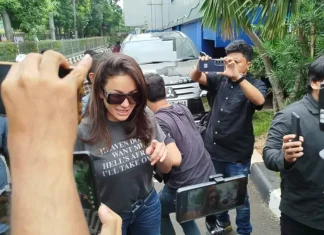 Polda Metro Jaya Tetapkan Nikita Mirzani sebagai Tersangka dalam Kasus Pemerasan Artis Nikita Mirzani menyambangi Polda Metro Jaya pada hari ini Kamis (3/10/2024). Foto (Liputan6.com)