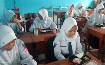 436 Siswa SMPN 1 Pagaden Barat Terima Program Makan Gratis 436 Siswa SMPN 1 Pagaden Barat Terima Program Makan Gratis