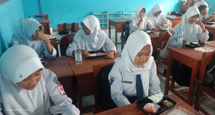 436 Siswa SMPN 1 Pagaden Barat Terima Program Makan Gratis