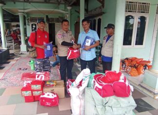 Dinas Sosial Subang Salurkan Bantuan untuk Korban Angin Puting Beliung di Pusakanagara Dinas Sosial Kabupaten Subang Serahkan Bantuan Kepada Para Penyintas Angin Puting Beliung Pusakanagara. Sumber foto ss (Foto : RRI).