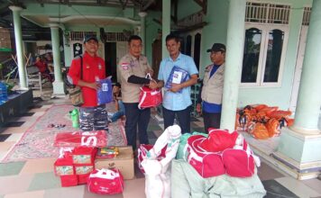 Dinas Sosial Subang Salurkan Bantuan untuk Korban Angin Puting Beliung di Pusakanagara Dinas Sosial Kabupaten Subang Serahkan Bantuan Kepada Para Penyintas Angin Puting Beliung Pusakanagara. Sumber foto ss (Foto : RRI).