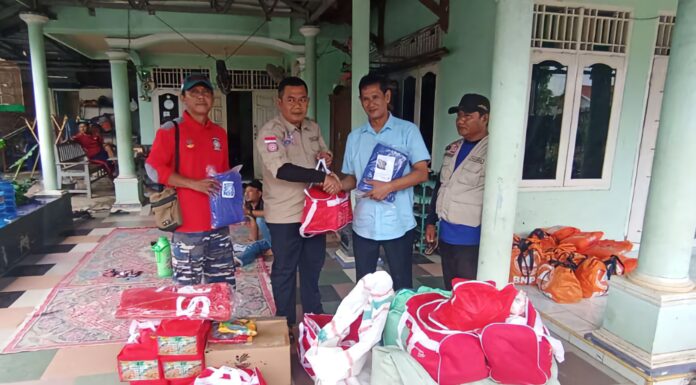 Dinas Sosial Subang Salurkan Bantuan untuk Korban Angin Puting Beliung di Pusakanagara Dinas Sosial Kabupaten Subang Serahkan Bantuan Kepada Para Penyintas Angin Puting Beliung Pusakanagara. Sumber foto ss (Foto : RRI).