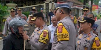 Satlantas Polres Subang Bagikan Helm Gratis pada Hari Pertama Operasi Keselamatan Lodaya 2025 Senin (10/2/2025).Foto : Tribunjabar / Ahya Nurdin