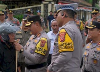 Satlantas Polres Subang Bagikan Helm Gratis pada Hari Pertama Operasi Keselamatan Lodaya 2025 Senin (10/2/2025).Foto : Tribunjabar / Ahya Nurdin