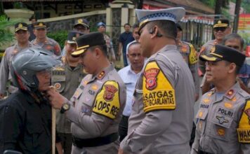 Satlantas Polres Subang Bagikan Helm Gratis pada Hari Pertama Operasi Keselamatan Lodaya 2025 Senin (10/2/2025).Foto : Tribunjabar / Ahya Nurdin