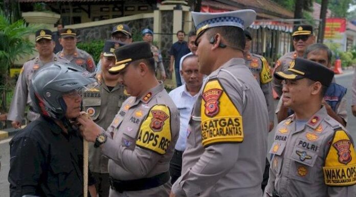 Satlantas Polres Subang Bagikan Helm Gratis pada Hari Pertama Operasi Keselamatan Lodaya 2025 Senin (10/2/2025).Foto : Tribunjabar / Ahya Nurdin