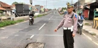 Jalur Pantura Subang Kembali Mengerikan, Pengguna Jalan Terancam Nyawa CEK JALAN - Panit Lantas Polsek Pamanukan, Iptu Wawan Caswan, saat mengecek jalan berlubang dijalur Pantura, Subang, Rabu (12/2/2025). Sumber foto https://jabar.tribunnews.com