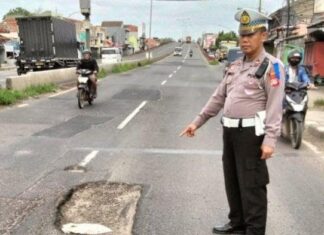 Jalur Pantura Subang Kembali Mengerikan, Pengguna Jalan Terancam Nyawa CEK JALAN - Panit Lantas Polsek Pamanukan, Iptu Wawan Caswan, saat mengecek jalan berlubang dijalur Pantura, Subang, Rabu (12/2/2025). Sumber foto https://jabar.tribunnews.com