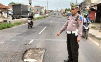 Jalur Pantura Subang Kembali Mengerikan, Pengguna Jalan Terancam Nyawa CEK JALAN - Panit Lantas Polsek Pamanukan, Iptu Wawan Caswan, saat mengecek jalan berlubang dijalur Pantura, Subang, Rabu (12/2/2025). Sumber foto https://jabar.tribunnews.com