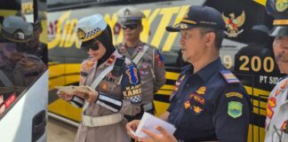 Satlantas Polres Subang dan Dishub Gencarkan Ramp Check Bus Pariwisata di Terminal Subang Satlantas Polres Subang bersama Dinas Perhubungan memeriksa kelayakan kendaraan atau ramp check terhadap bus pariwisata di Terminal Subang, Sabtu (15/2/2025). Sumber foto (Tribunjabar.id)