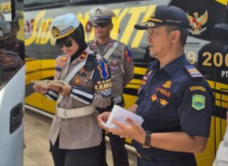 Satlantas Polres Subang dan Dishub Gencarkan Ramp Check Bus Pariwisata di Terminal Subang Satlantas Polres Subang bersama Dinas Perhubungan memeriksa kelayakan kendaraan atau ramp check terhadap bus pariwisata di Terminal Subang, Sabtu (15/2/2025). Sumber foto (Tribunjabar.id)