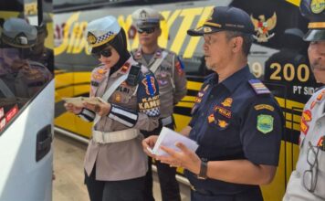 Satlantas Polres Subang dan Dishub Gencarkan Ramp Check Bus Pariwisata di Terminal Subang Satlantas Polres Subang bersama Dinas Perhubungan memeriksa kelayakan kendaraan atau ramp check terhadap bus pariwisata di Terminal Subang, Sabtu (15/2/2025). Sumber foto (Tribunjabar.id)