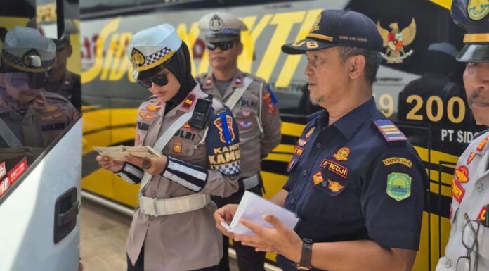 Satlantas Polres Subang dan Dishub Gencarkan Ramp Check Bus Pariwisata di Terminal Subang Satlantas Polres Subang bersama Dinas Perhubungan memeriksa kelayakan kendaraan atau ramp check terhadap bus pariwisata di Terminal Subang, Sabtu (15/2/2025). Sumber foto (Tribunjabar.id)