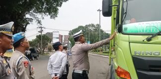 Polisi Gelar Razia Truk ODOL di Subang, Puluhan Kendaraan Melanggar Polisi melakukan penindakan terhadap truk ODOL di Subang Foto: Istimewa