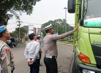 Polisi Gelar Razia Truk ODOL di Subang, Puluhan Kendaraan Melanggar Polisi melakukan penindakan terhadap truk ODOL di Subang Foto: Istimewa