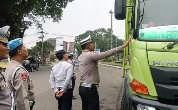 Polisi Gelar Razia Truk ODOL di Subang, Puluhan Kendaraan Melanggar Polisi melakukan penindakan terhadap truk ODOL di Subang Foto: Istimewa