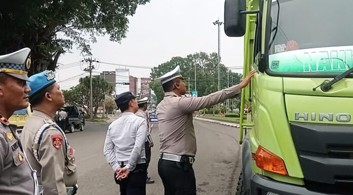 Polisi Gelar Razia Truk ODOL di Subang, Puluhan Kendaraan Melanggar Polisi melakukan penindakan terhadap truk ODOL di Subang Foto: Istimewa