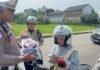 Polres Subang Gelar Operasi Keselamatan Lodaya 2025 dengan Pendekatan Berbeda Polisi memberhentikan pemotor tertib untuk diberi hadiah (Foto: Istimewa)