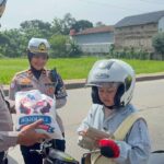 Polres Subang Gelar Operasi Keselamatan Lodaya 2025 dengan Pendekatan Berbeda Polisi memberhentikan pemotor tertib untuk diberi hadiah (Foto: Istimewa)